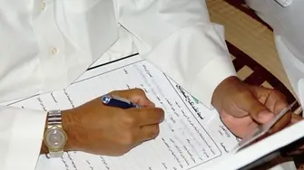مأذون شرعي في العجمي والدخيلة أثناء توثيق معاملة رسمية بالإسكندرية